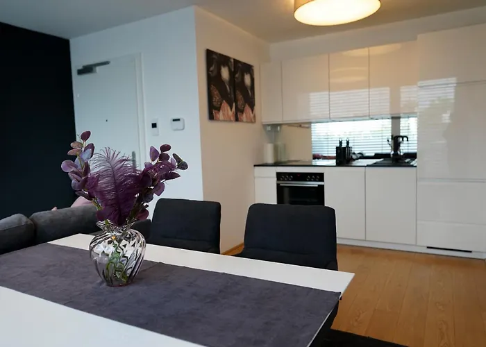 Modern Stylish Design With Free Parking Emily Apartment