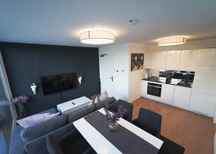 Modern Stylish Design With Free Parking Emily Apartment
