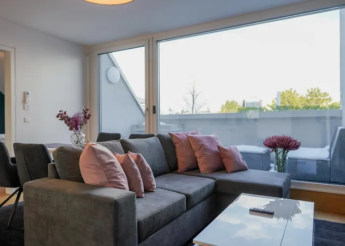 Modern Stylish Design With Free Parking Emily Apartment