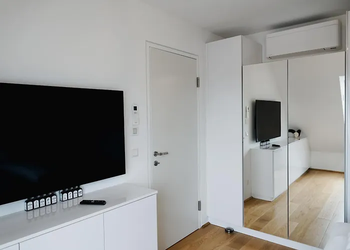 Modern Stylish Design With Free Parking Emily Apartment